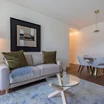 Radiant Apartment In City Center By Lovelystay